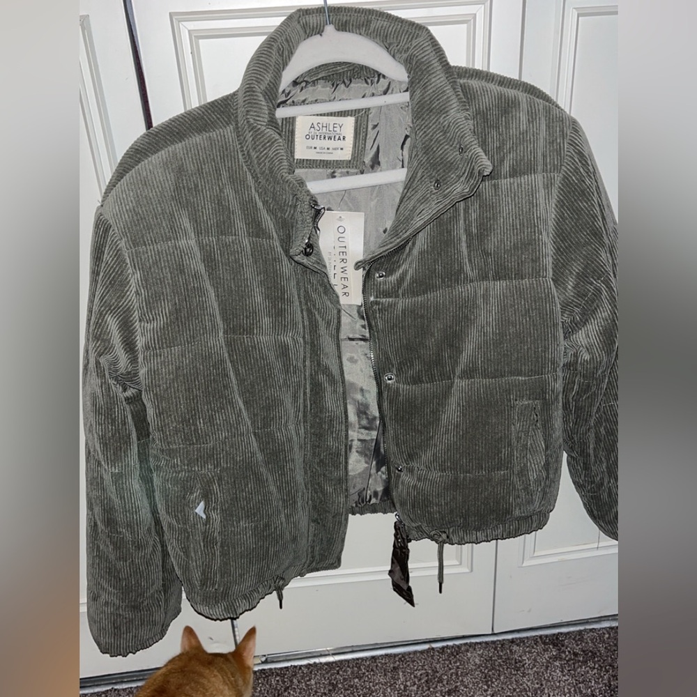 Women’s lightweight green zip up jacket